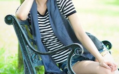 女生迈开腿让男生打扑克